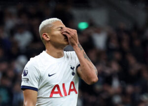 Tottenham må undvære Richarlison i længere tid, da angriberen skal under kniven.