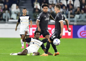 Patrick Dorgu kæmper om bolden i den hvide trøje.