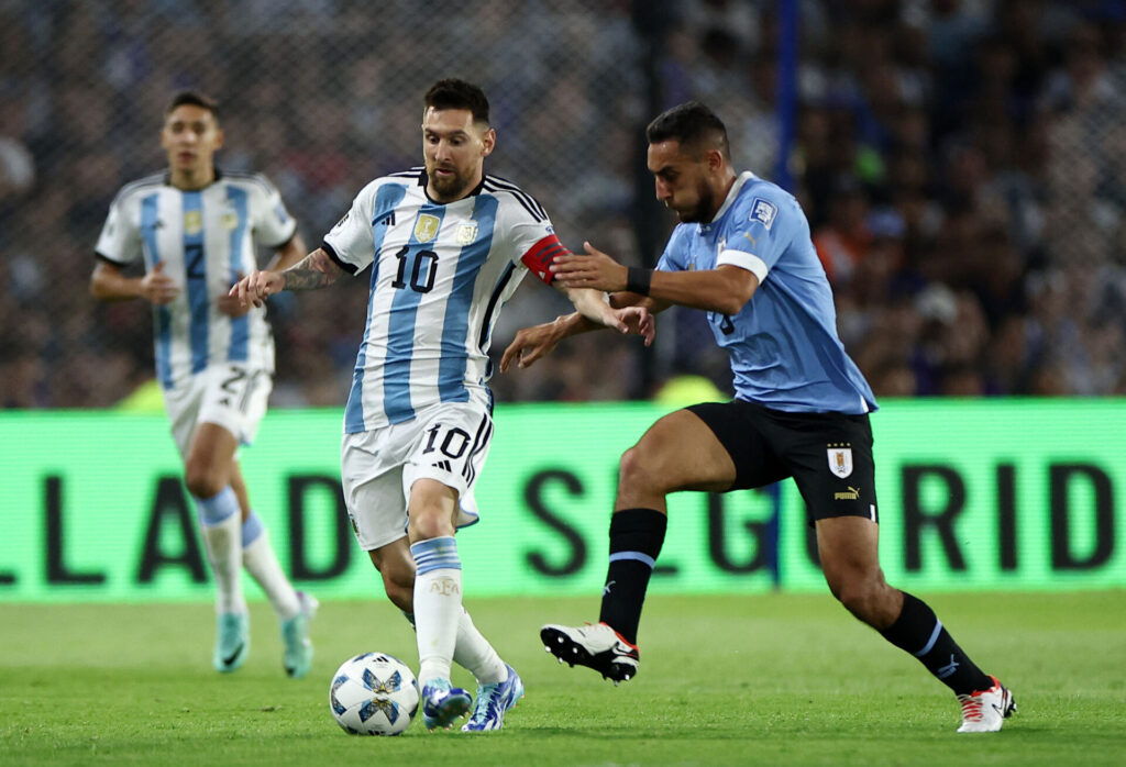 Argentina og Lionel Messi tabte overraskende med 0-2 til Uruguay.