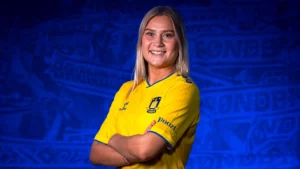 Sofie Hornemann med armenen over kors i Brøndby trøje