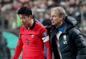 Son Heung-Min og Jürgen Klinsmann efter kampen mellem Sydkorea og Singapore