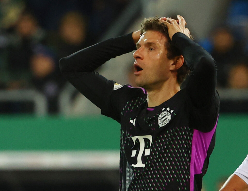 Thomas Müller i chok over, at Bayern München røg ud af DFB-pokalen til Saarbrücken fra 3. Liga.