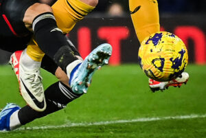 I Premier League er to spillere blevet anklager for voldtægt og overfald men har alligevel fået lov at spille videre, skriver BBC.