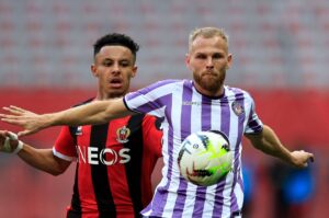 Mikkel Desler kæmper om bolden med en Nice-spiller