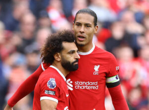 Virgil van Dijk og Mohammad Salah omfavner hinanden