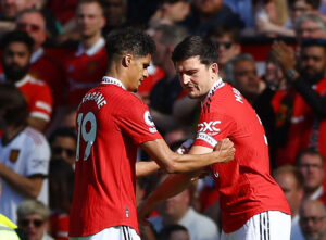 Raphael Varane giver anførerbind til Harry Maguire