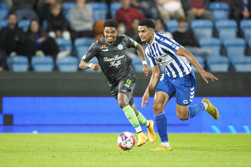 Yacine Bourhane løber med bolden i pokalkampen mod Viborg FF.