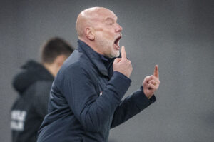 Uwe Rösler råber under en kamp