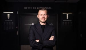 Alfred Johansson i et mørkt miljø iført sort tøj