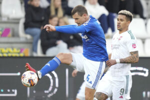 Andreas Bjelland mod Vejle Boldklub, overfor German Onugkha.
