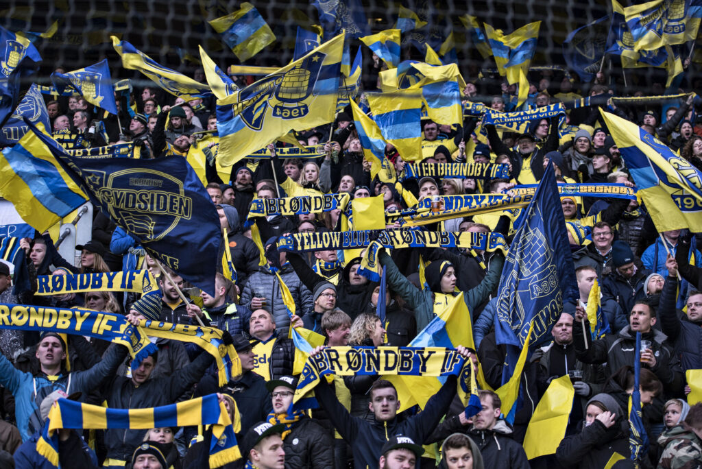 Brøndby Stadion lægger græs til EM-forberedelseskampen mod Færøerne.