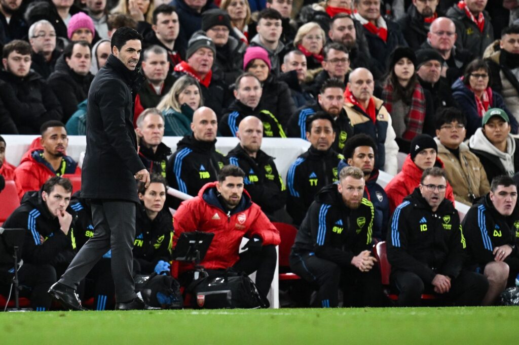 Mikel Arteta på sidelinjen, da Arsenal gæstede Anfield. Kampen endte 1-1 mellem Arsenal og Liverpool.
