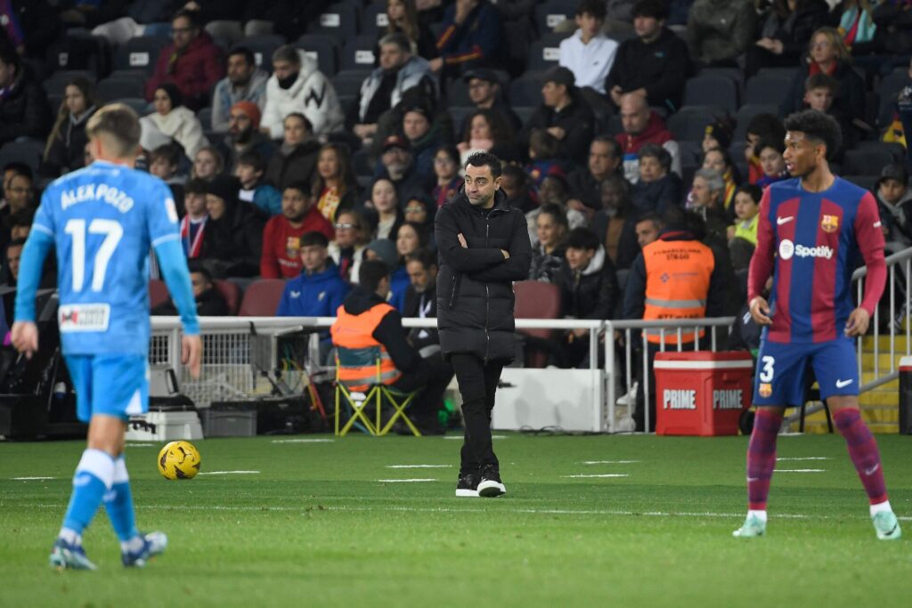 Xavi på sidelinjen under Barcelonas sejr mod Almeria.