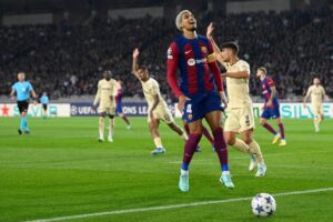 Araujo ærgrer sig efter bolden er gået ud af spil, i Champions League-kampen mod FC Porto.