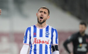 OBs Bashkim står med hænderne ned langs siden og råber ud i luften i ærgerlse.