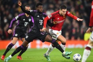 Manchester Uniteds Diogo Dalot overfor Bayern Münchens Alphonso Davies i Champions League.