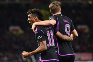 Coman jubler og står arm i arm med Harry Kane