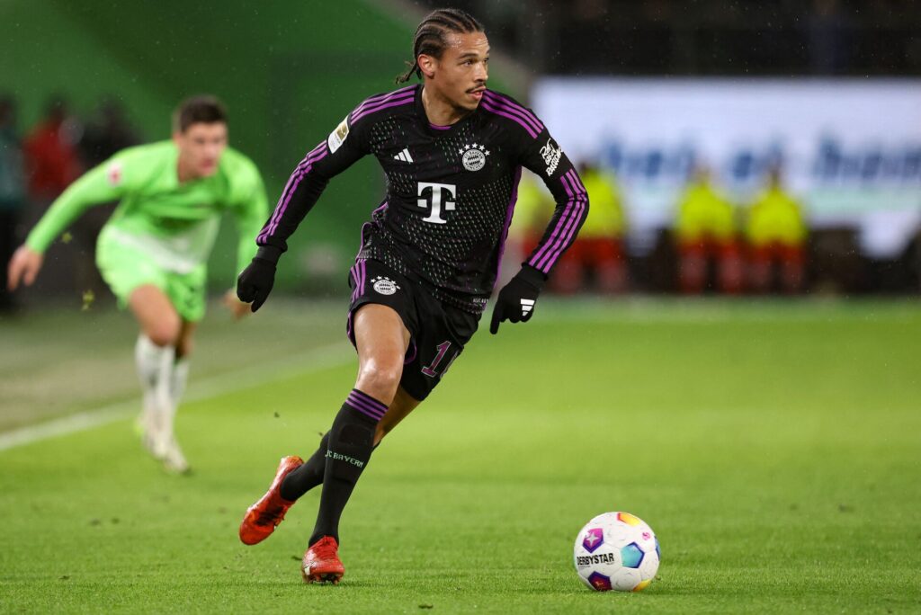 Leroy Sané, i den sorte trøje, dribler med bolden for Bayern München.