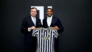 Bremer står med en Juventus-trøje i forbindelse med offentliggørelsen af en kontraktforlængelse