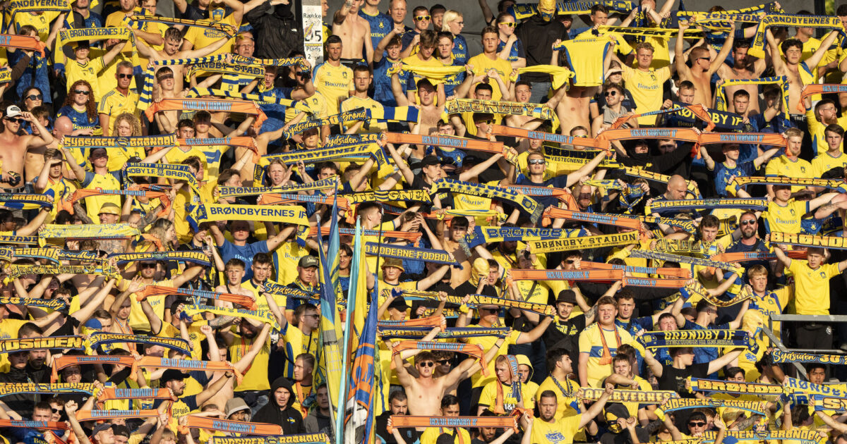Se billederne: Brøndby-legende står med Gala-fansene i Parken Foto: Bo Amstrup/Ritzau Scanpix