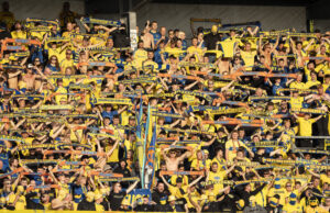 Brøndbys fans står med halstørklæde