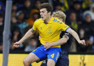 Jacob Rasmussen kæmper med AGFs Tobias Mølgaard.