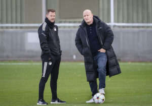 Peter Christiansen og Jacob Neestrup står iført FCK tøj