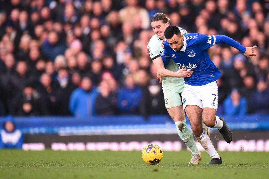 Chelseas Conor Gallagher i kamp om bolden med Evertons Dwight McNeill.