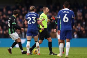 Historisk mange røde kort bliver langet over disken i denne Premier League-sæson.