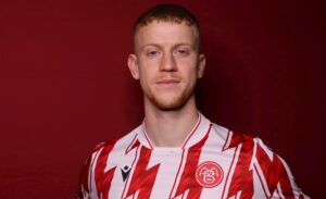 Daniel Rask kigger ind i kameraet