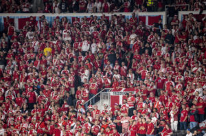 Danske fodboldfans på lægterne i rød og hvid