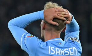 Gustav Isaksen ærgerer sig i sin lyseblå Lazio-trøje.