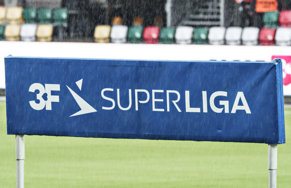 Superligaens skilt med regn ned over