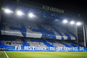 FCKs fans i Parken iklædt blåt og hvidt