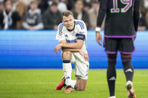 Viktor Claesson knæler på Parkens græstæppe iført FCK-trøje