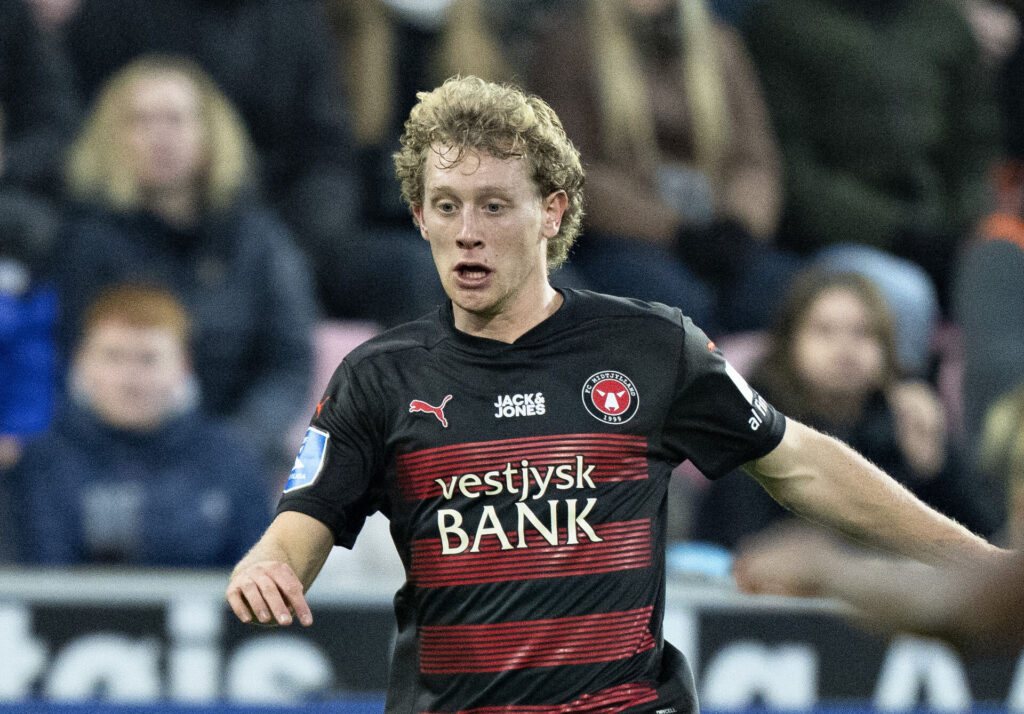 Oliver Sørensen iklædt FCMs hjemmebanedragt