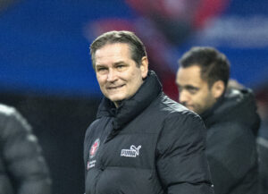 Mand med sort jakke og sammenbidt ansigtsudtryk