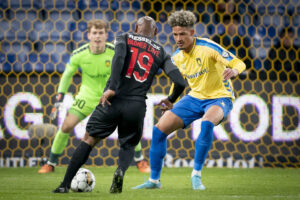 Vagner Love tager en ny tørn - han har skrevet under på endnu en kontrakt.