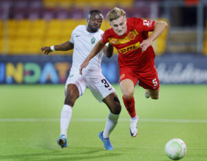 Martin Frese havde flere dueller mod Bernard Tekpetey i kampen mellem FC Nordsjælland og Ludogorets.