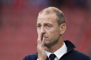 Jess Thorup med ansigtet i alvorlige miner