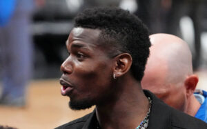 Paul Pogba kigger til venstre