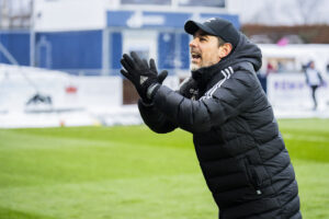 Lyngbys træner klapper i hænderne