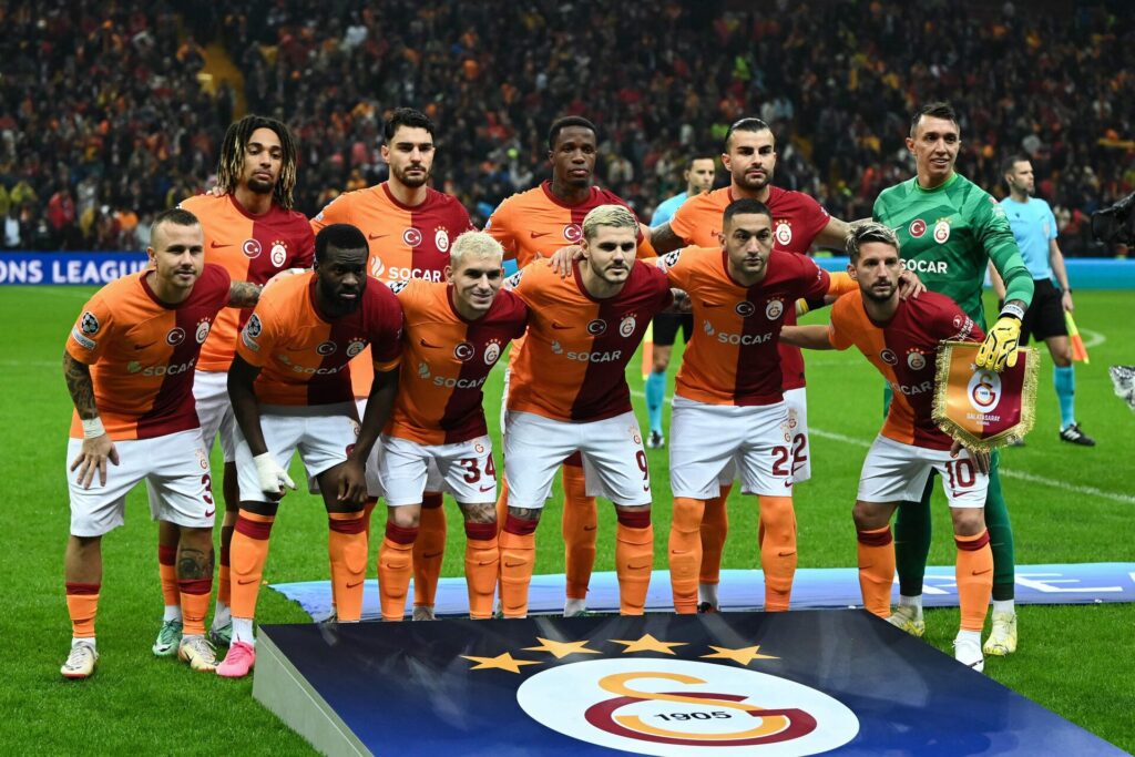 Galatasarays spillere står arm i arm