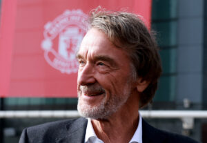 Sir Jim Ratcliffe foran Manchester Uniteds hjemmebane, Old Trafford.
