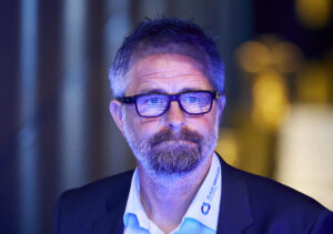 Jens Hammer Sørensen i blåt lys med Esbjergs tøj på