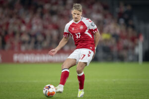 Jens Stryger Larsen laver en aflevering på landsholdet.