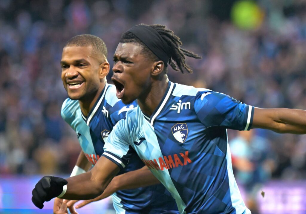 Emmanuel Sabbi jubler med en holdkammerat iført blå trøje