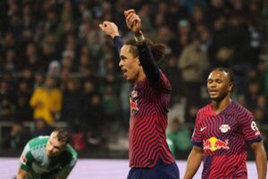 Yussuf Poulsen fejrer sit mål, der efterfølgende bliver underkendt for offside