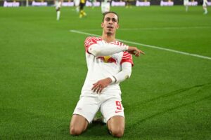 Yussuf Poulsen glider på knæene efter scoring