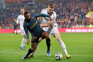 Lyons Jake O'Brien i kamp mod Lens' Wesley Said i Ligue 1.